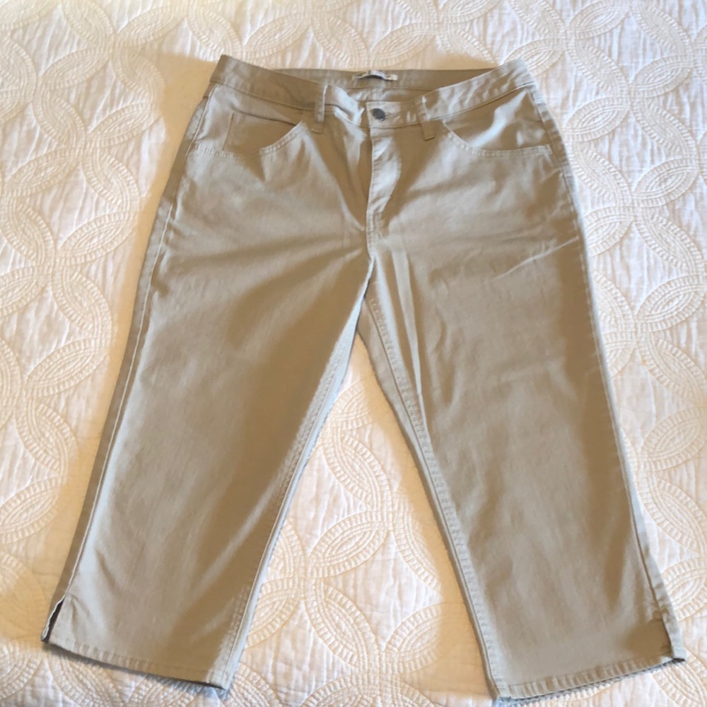 Lee riders mid rise stretch beige capris